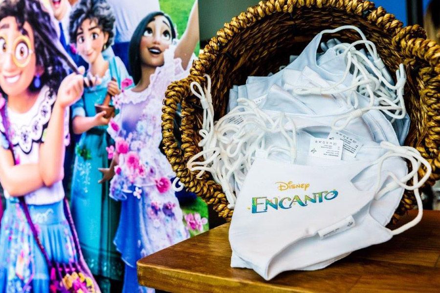 mondmaskers voor de premiere van de Disney film Encanto